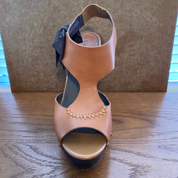 Hinge- Leather upper with wooden block heel - Picture 5 of 15
